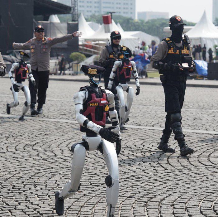puluhan-robot-mondar-mandir-di-kawasan-silang-monas-kamis-2662025-kehadiran-robot-robot-ini-mengundang-perhatian-masyarakat-ro-1750947618721_11.jpeg