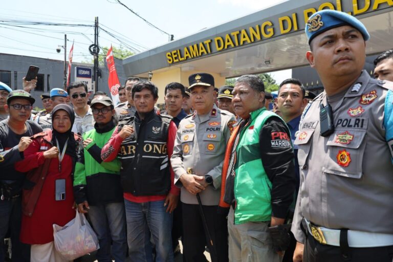 Kapolda-Banten-Sambangi-Aksi-Solidaritas-Ojol-Janjikan-Penegakan-Hukum-yang-1536x1024