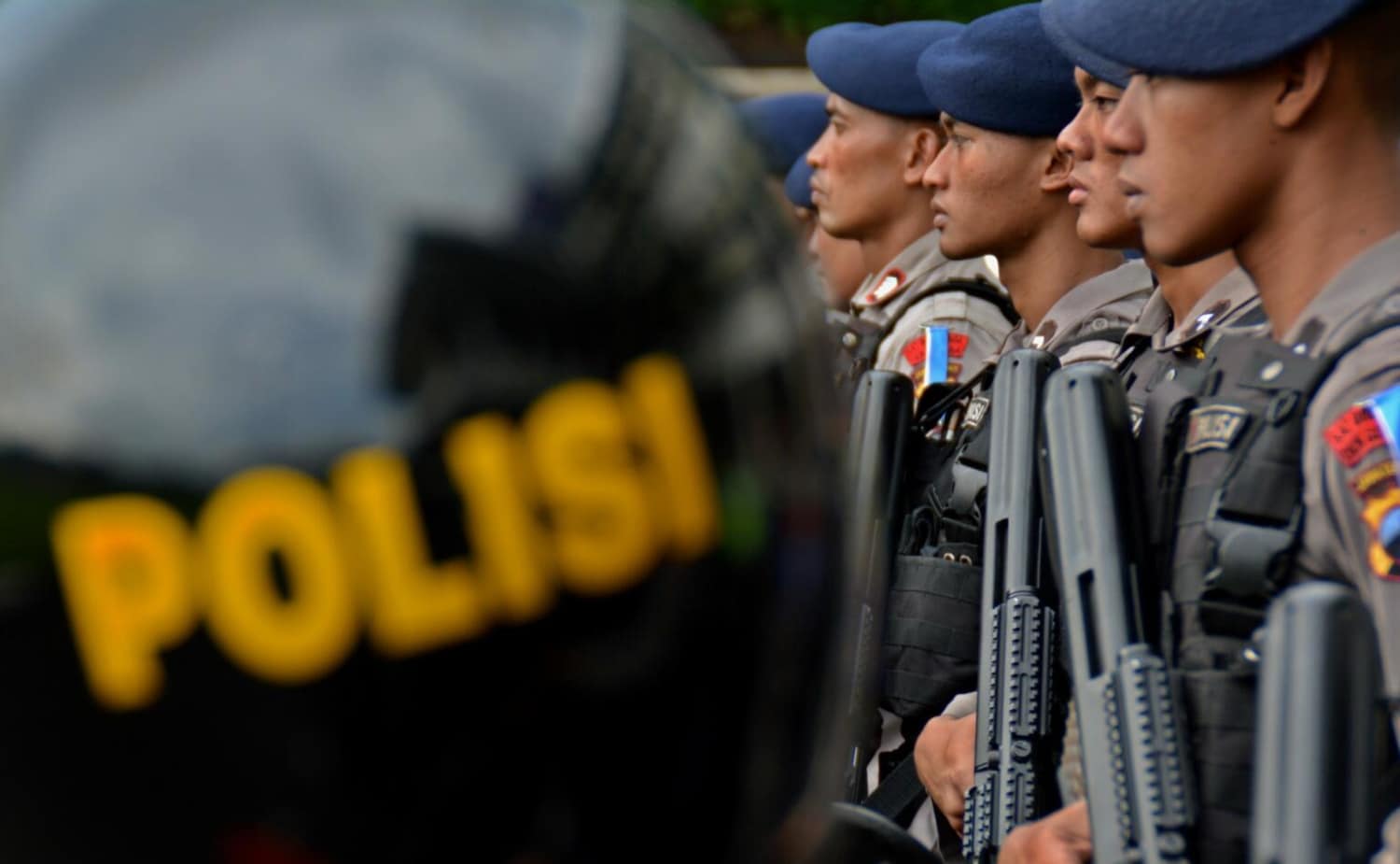 Polisi berbaris pada Apel Gelar Pasukan Operasi Lilin Candi 2015 untuk pengamanan Natal dan tahun baru di Mapolda Jateng, di Semarang, Rabu (23/12).