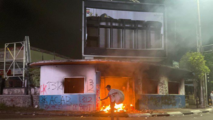 pos-polisi-di-simpang-ciceri-kota-serang-terbakar-dok-istimewa-1756577454493_169