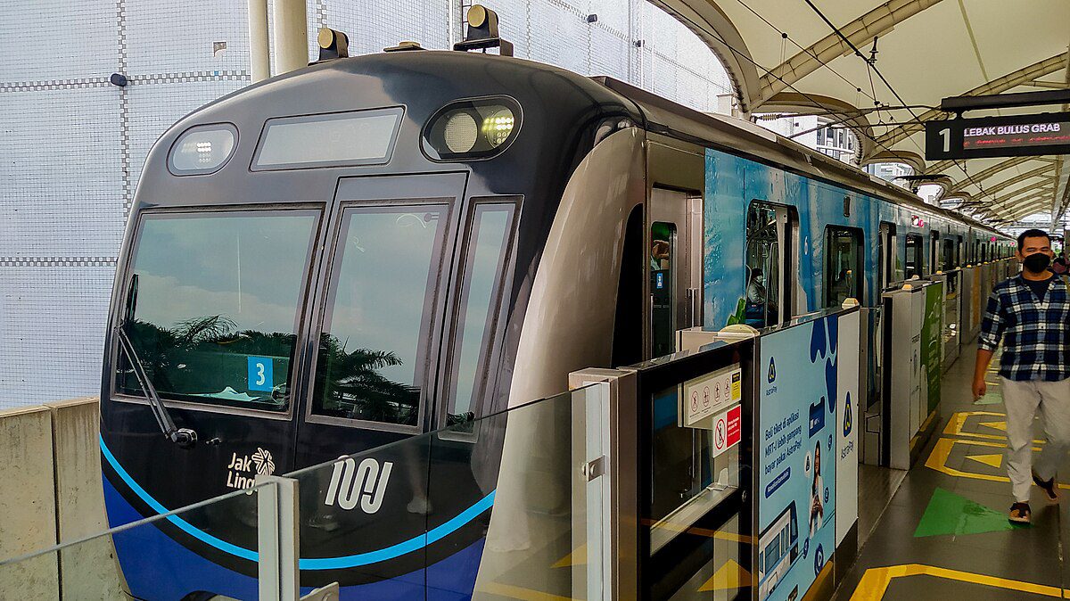 Ratangga_at_Blok_M_MRT_Station_(2)