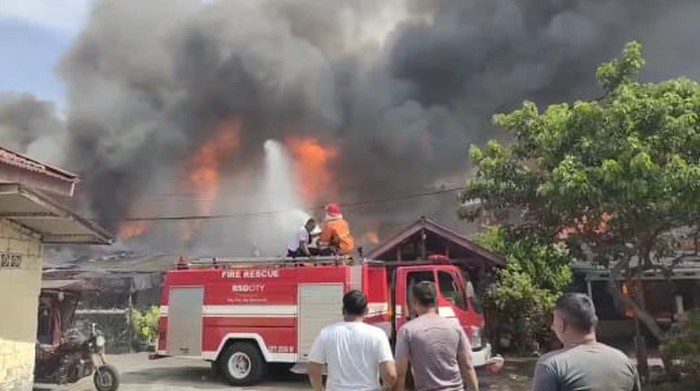 asrama-polri-di-serpong-tangerang-selatan-terbakar-rabu-392025-siang-1756889456234_169