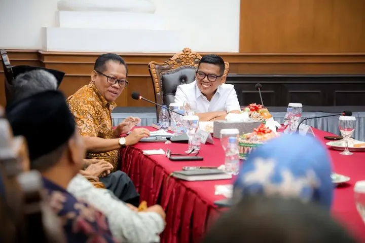 image_bank_2025_09_26_030036.838-terobosan-baru-gubernur-banten-andra-soni-dorong-peran-lks-tripartit-jaga-iklim-usaha-dan-atasi-pengangguran-1